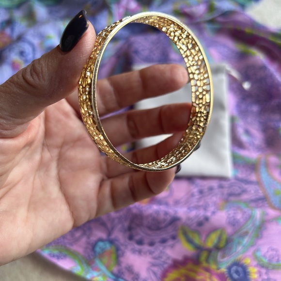 **SOLD** Kendra Scott Maren gold bangle bracelet. Perfect condition! - Picture 2 of 4